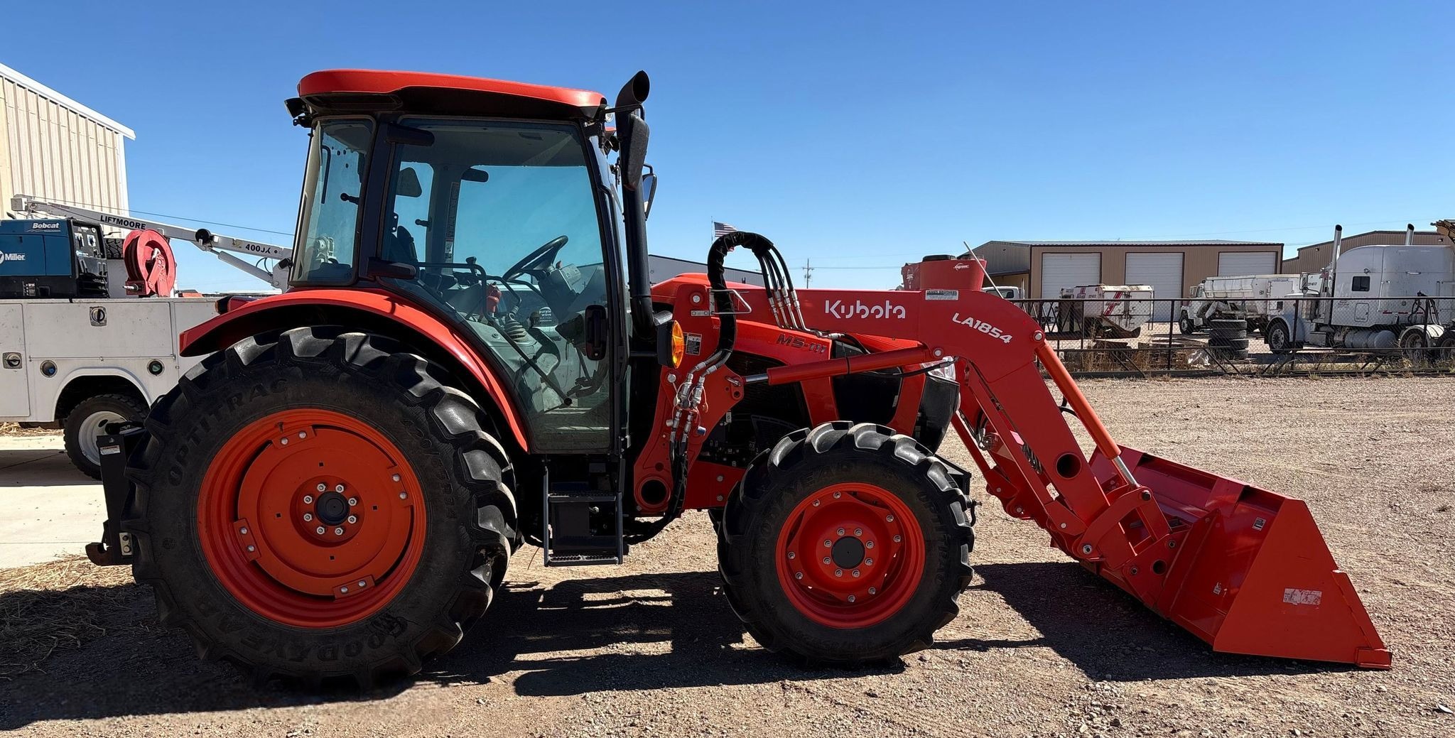 2022 Kubota M5-111D MFWD Tractor thumbnail 2